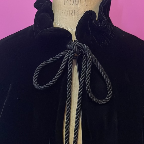 Eugene Alexander Black Velvet Cape Cloak Vintage 1980s - Picture 4 of 10